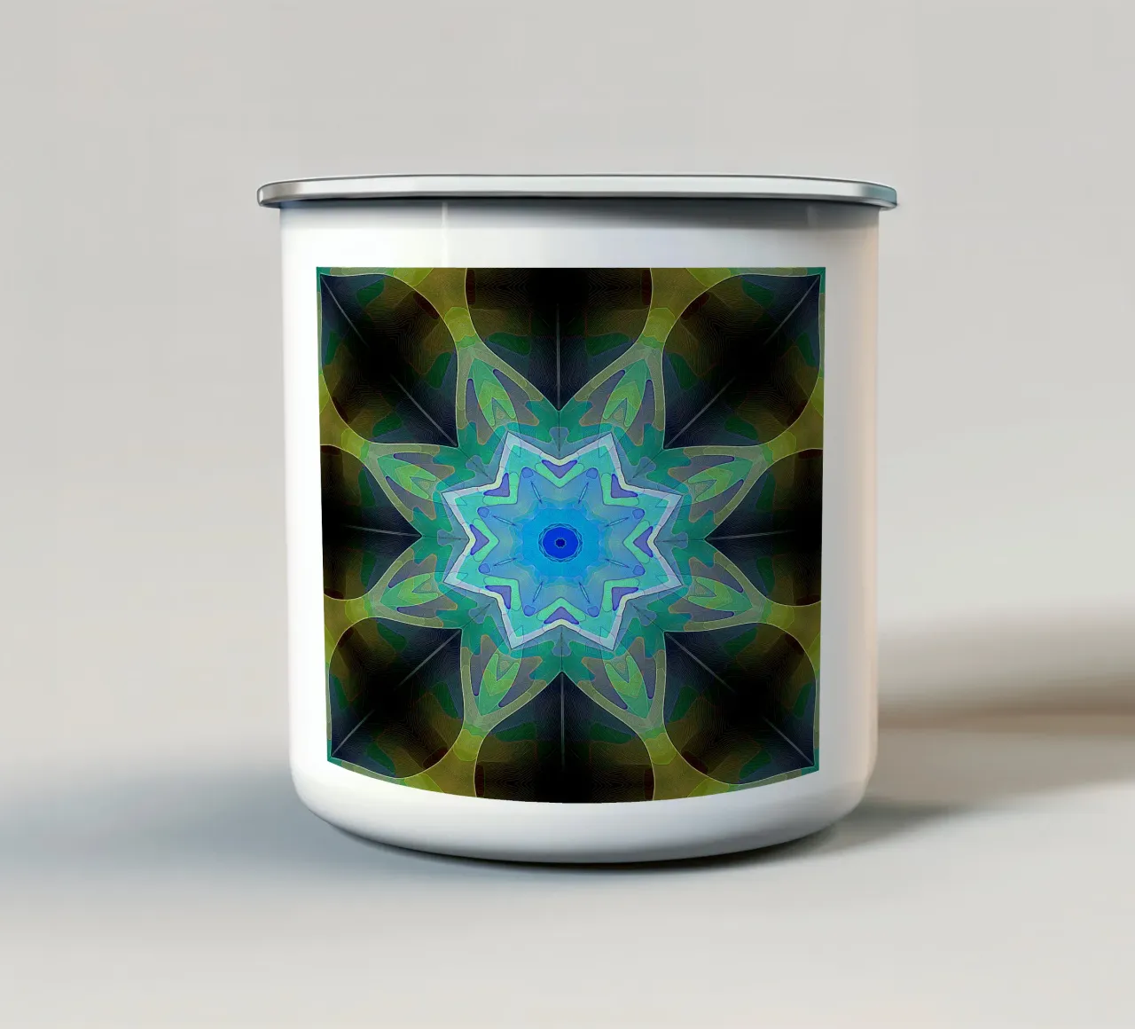Stella blu brillante incorniciata da forme di foglie a fantasia tazza in smalto da Gürsel Yesil Digital Art