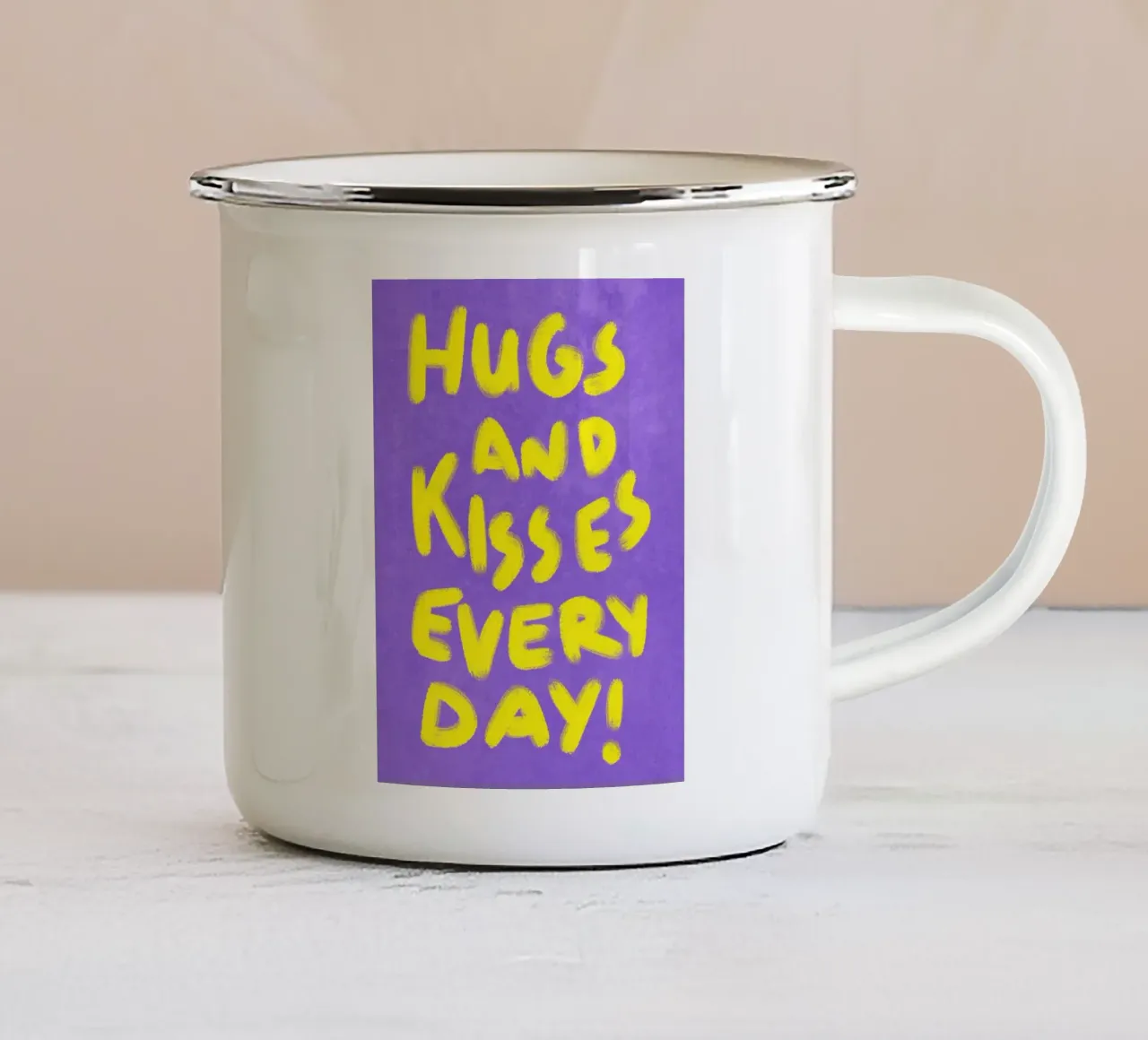 Hugs and Kisses every day - handlettering tazza in smalto da Illustration Raissa Oltmanns