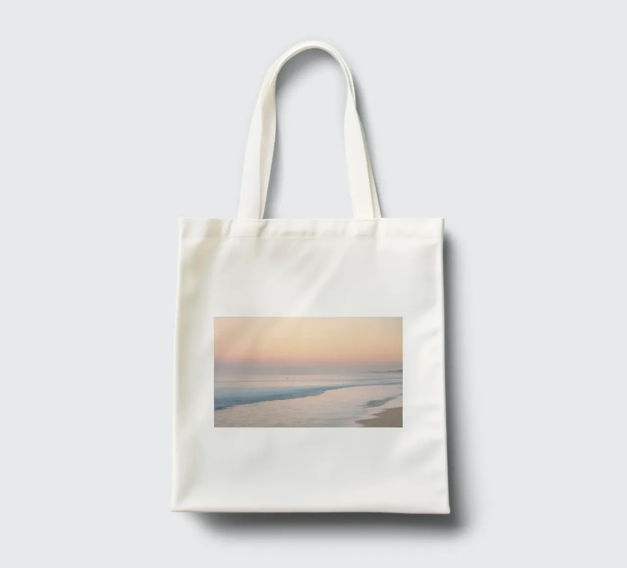 Alba su una spiaggia nebbiosa borsa in juta da Indigo Tides Art