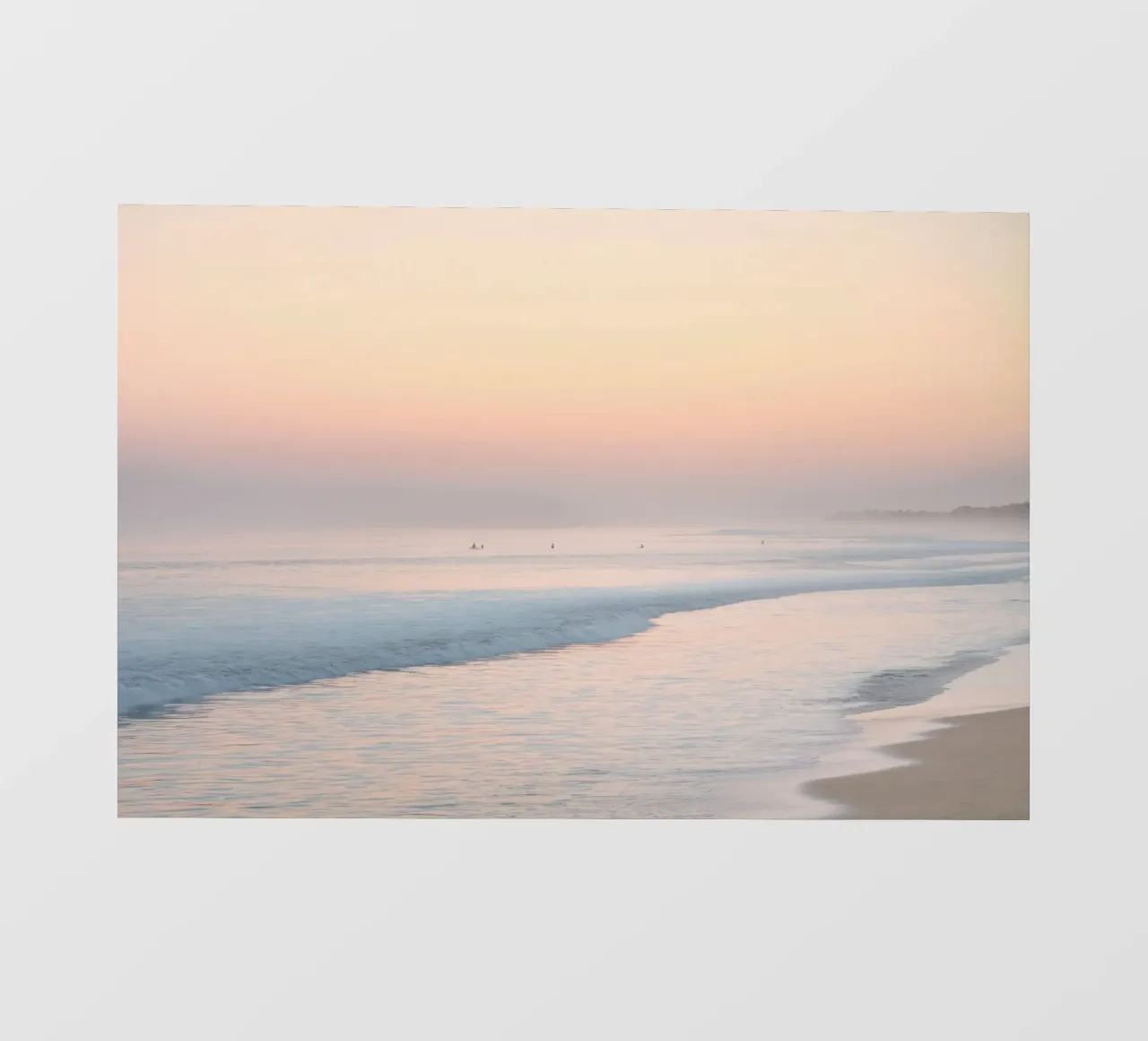 Alba su una spiaggia nebbiosa telo in pvc da Indigo Tides Art