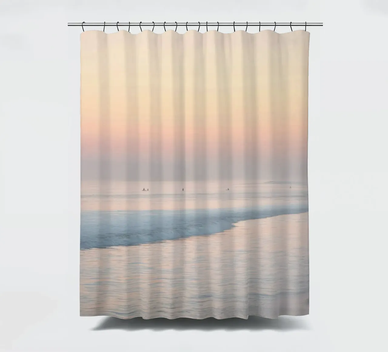 Alba su una spiaggia nebbiosa tenda da doccia da Indigo Tides Art