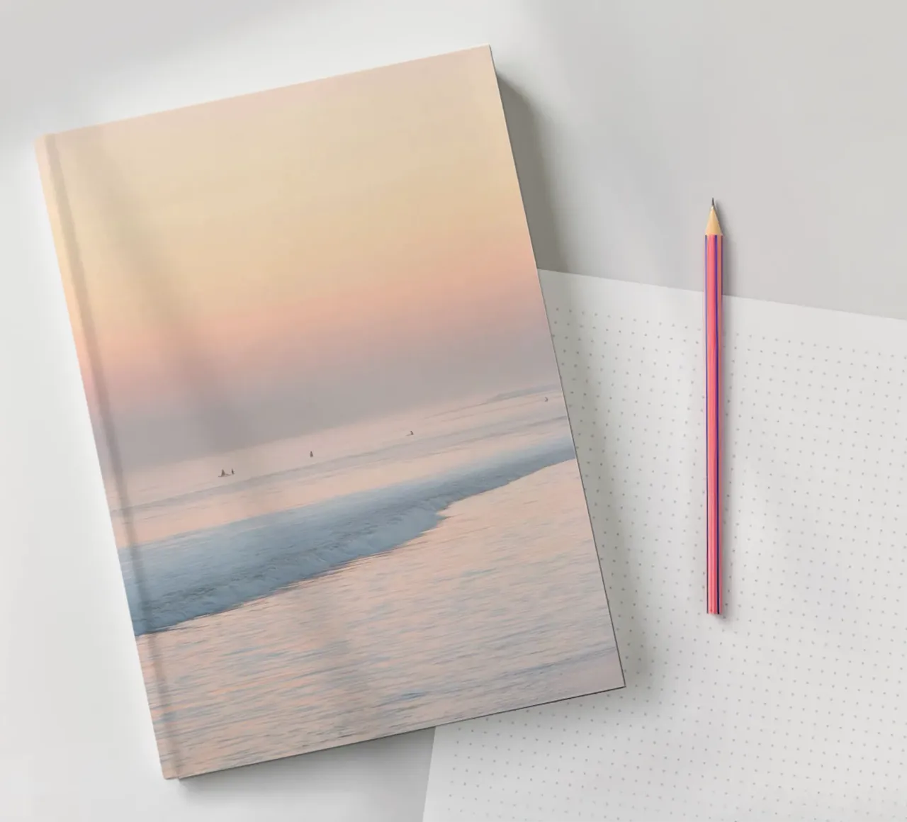 Alba su una spiaggia nebbiosa diario da Indigo Tides Art