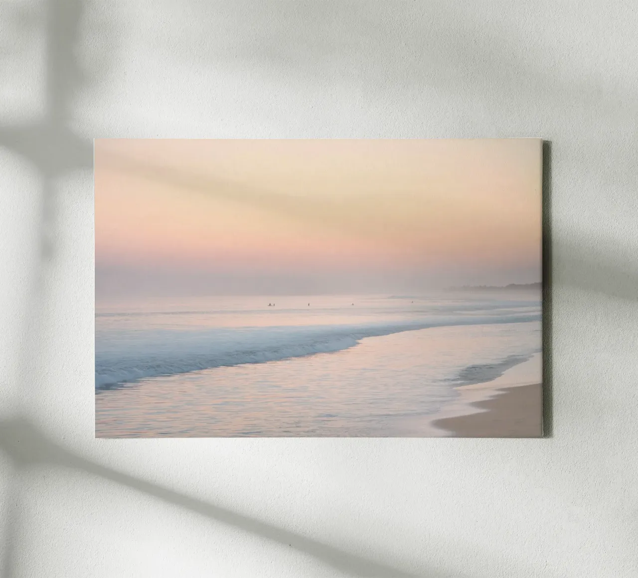 Alba su una spiaggia nebbiosa tela da Indigo Tides Art