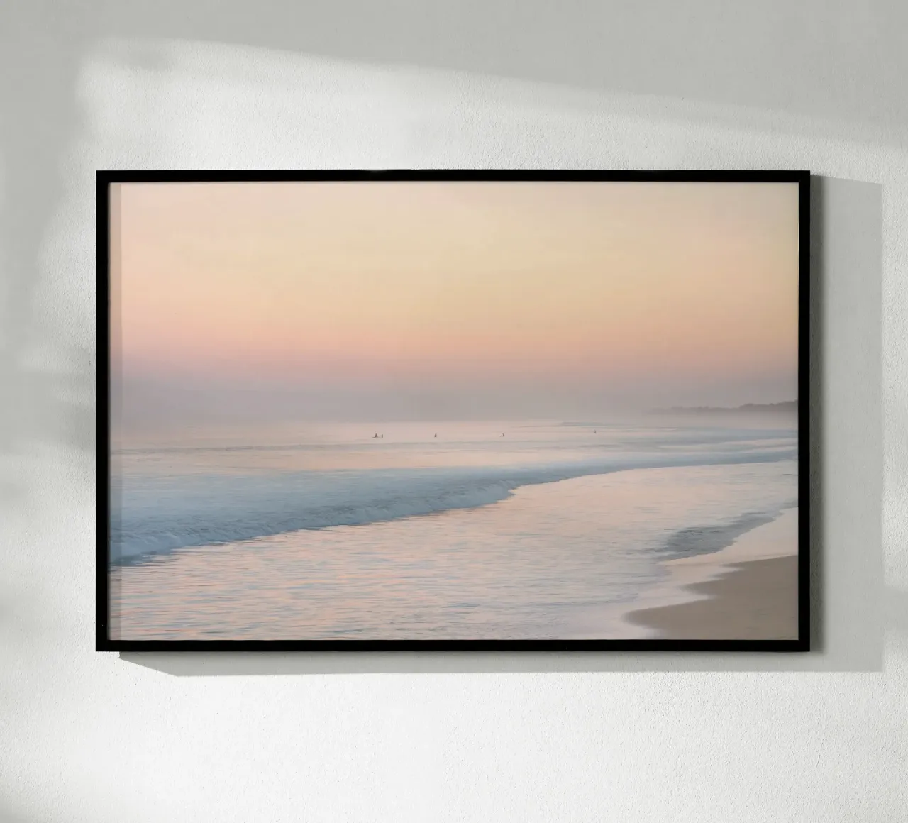 Alba su una spiaggia nebbiosa poster con telaio in alluminio da Indigo Tides Art