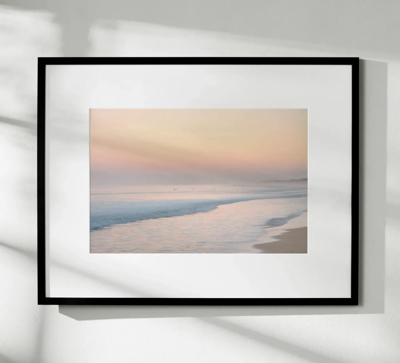 Alba su una spiaggia nebbiosa poster con telaio in alluminio da Indigo Tides Art