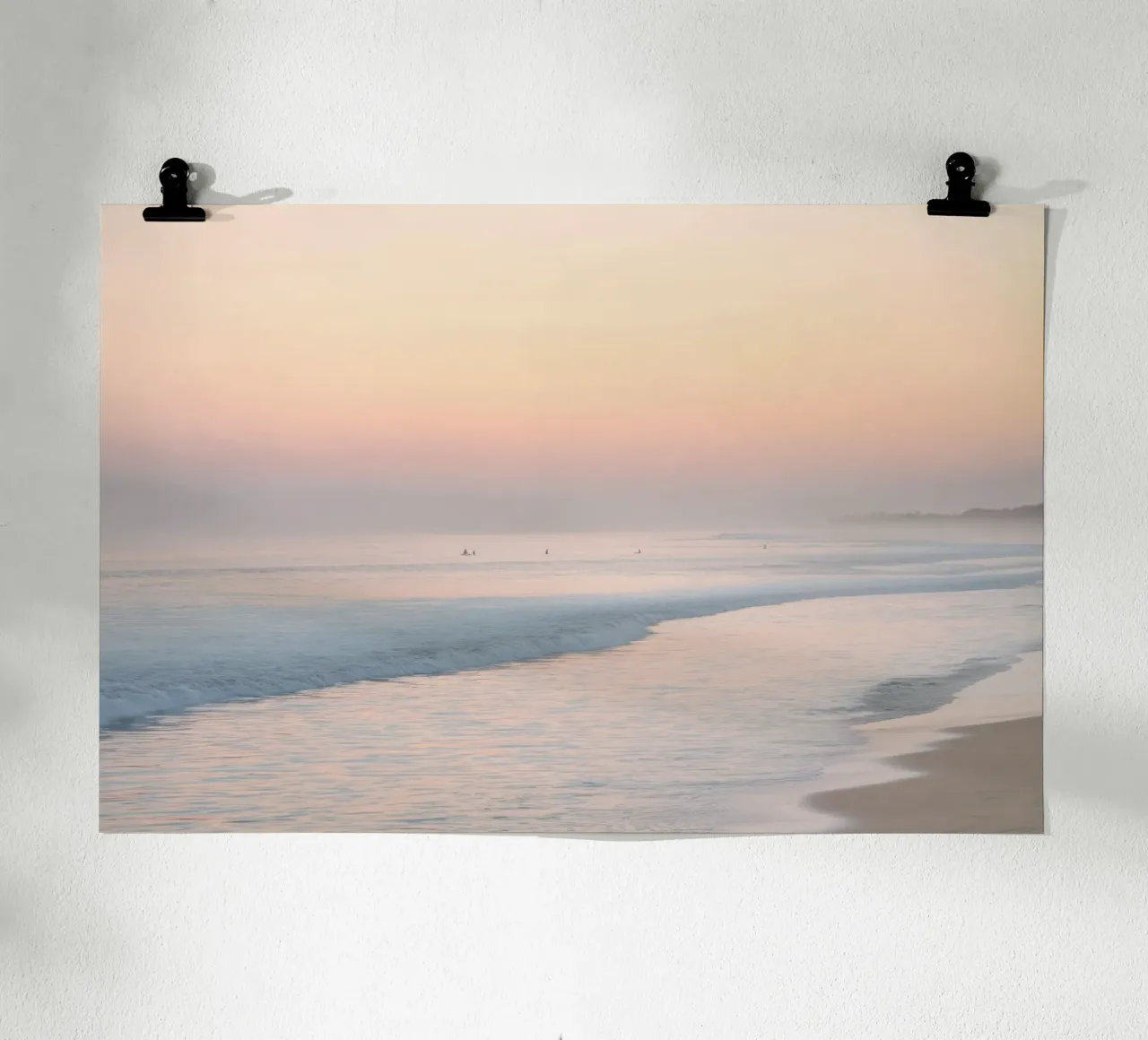 Alba su una spiaggia nebbiosa poster con telaio in alluminio da Indigo Tides Art