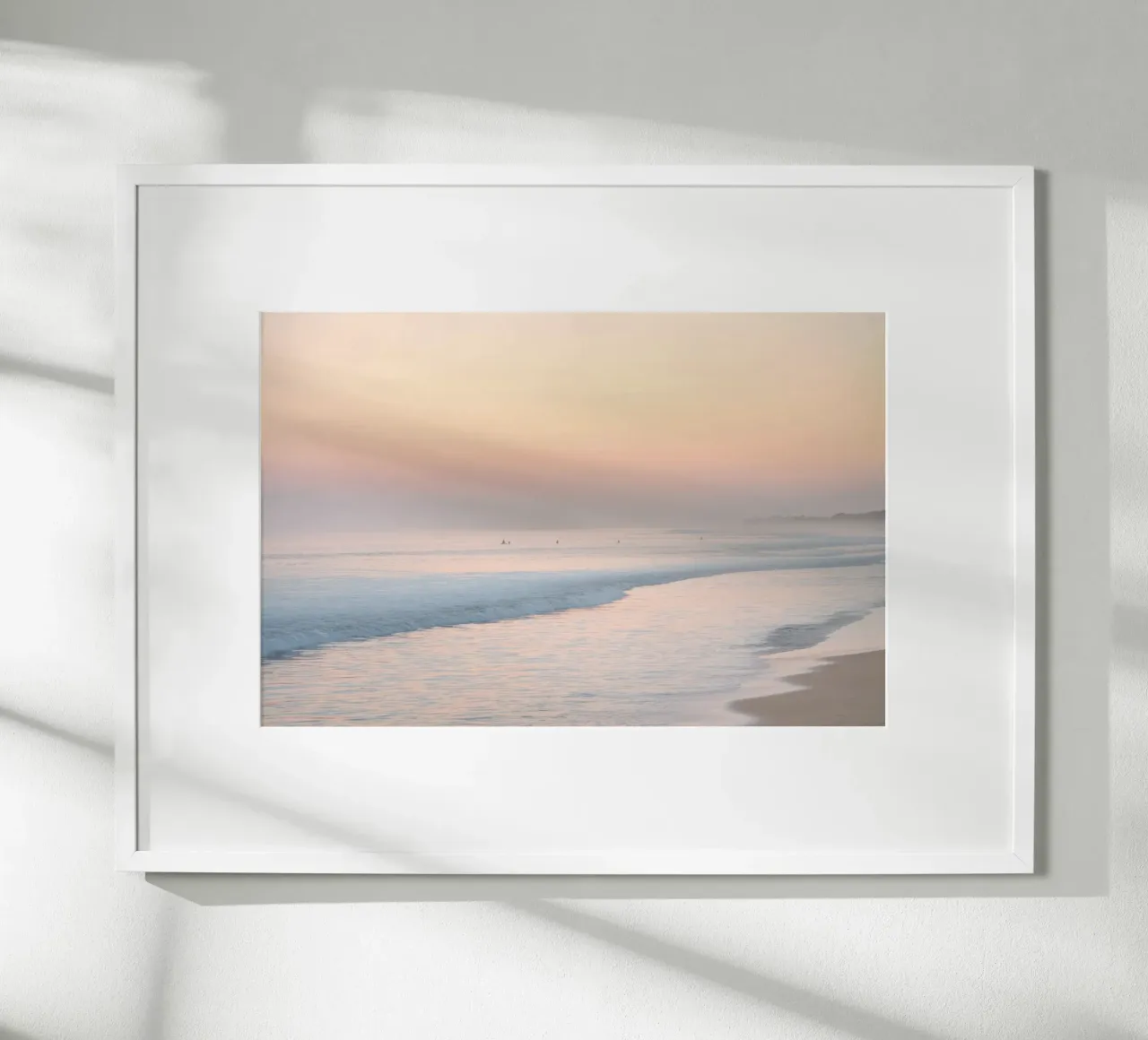 Alba su una spiaggia nebbiosa poster con telaio in alluminio da Indigo Tides Art