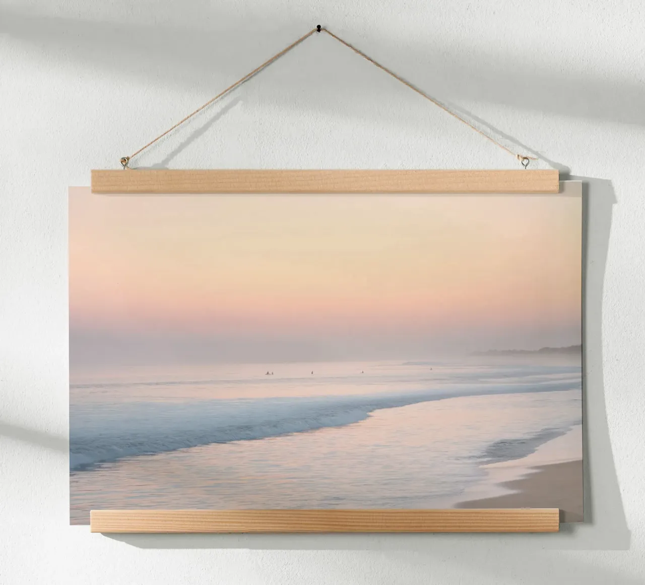 Alba su una spiaggia nebbiosa poster con telaio in alluminio da Indigo Tides Art