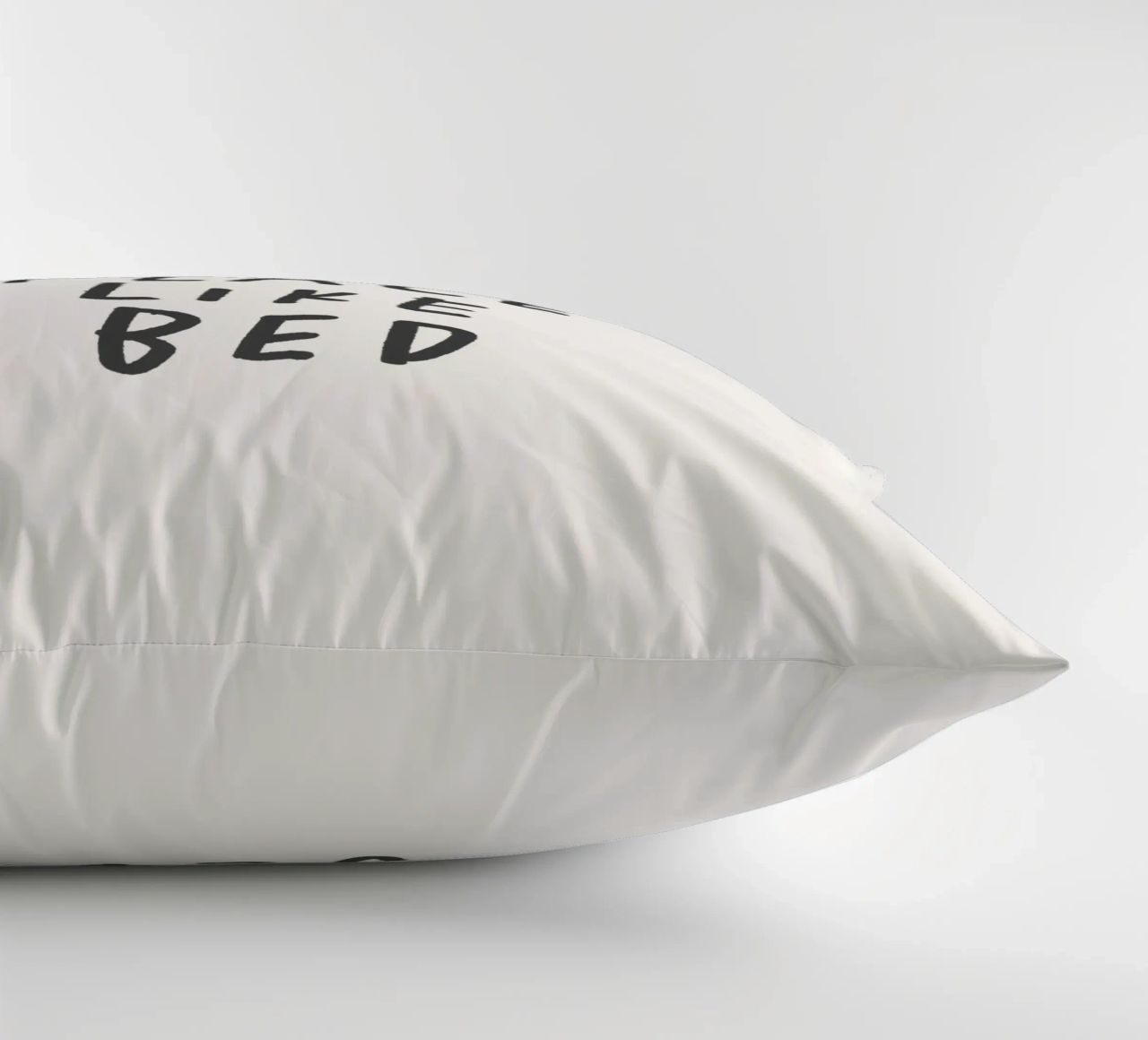 Non c'è posto come il letto Stampa tipografica in bianco e nero cuscino da THE MOTIVATED TYPE