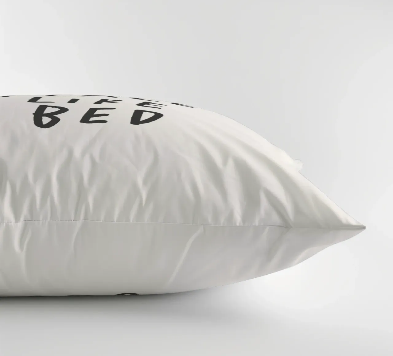 Non c'è posto come il letto Stampa tipografica in bianco e nero cuscino da THE MOTIVATED TYPE
