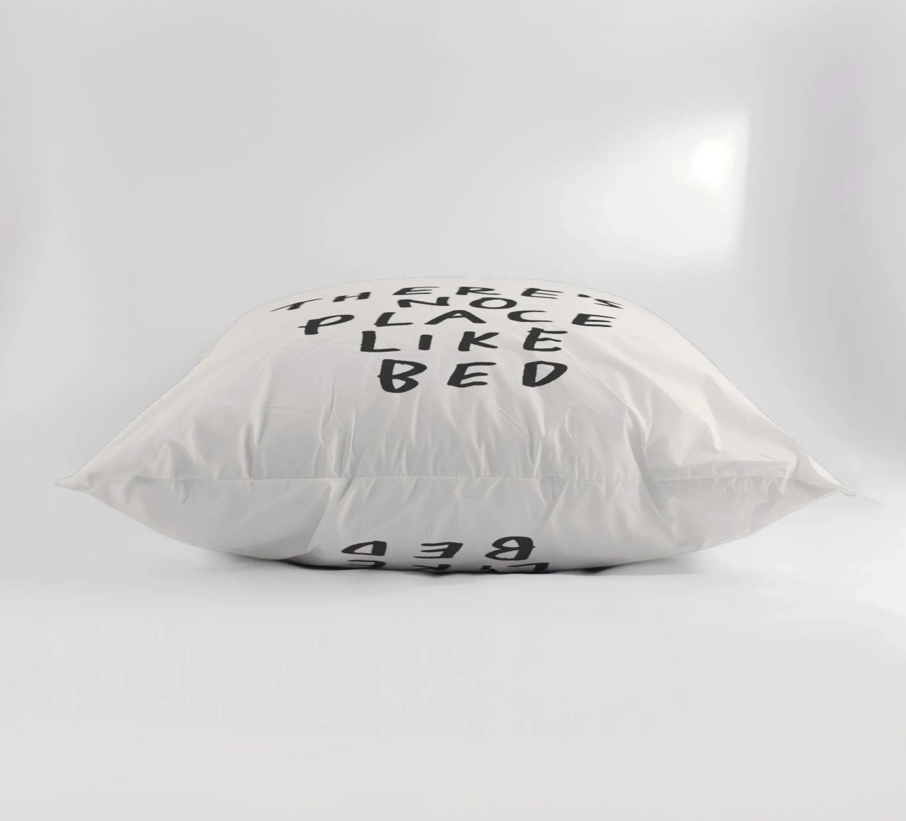 Non c'è posto come il letto Stampa tipografica in bianco e nero cuscino da THE MOTIVATED TYPE