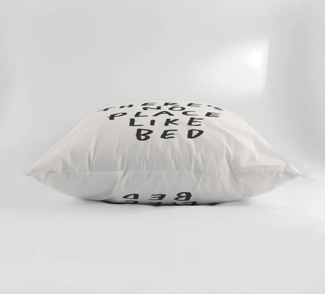 There's No Place Like Bed Impresión tipográfica en blanco y negro cojín de THE MOTIVATED TYPE