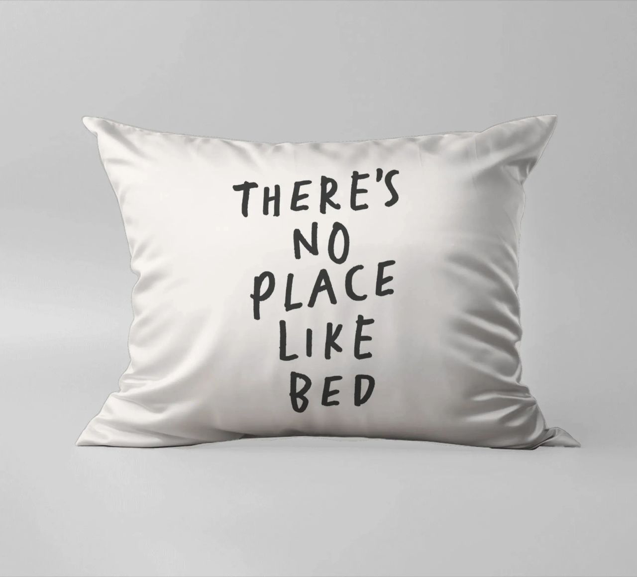 Non c'è posto come il letto Stampa tipografica in bianco e nero cuscino da THE MOTIVATED TYPE