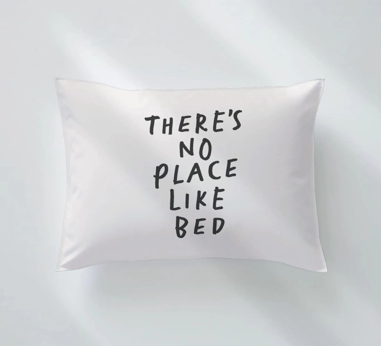 Non c'è posto come il letto Stampa tipografica in bianco e nero cuscino da THE MOTIVATED TYPE
