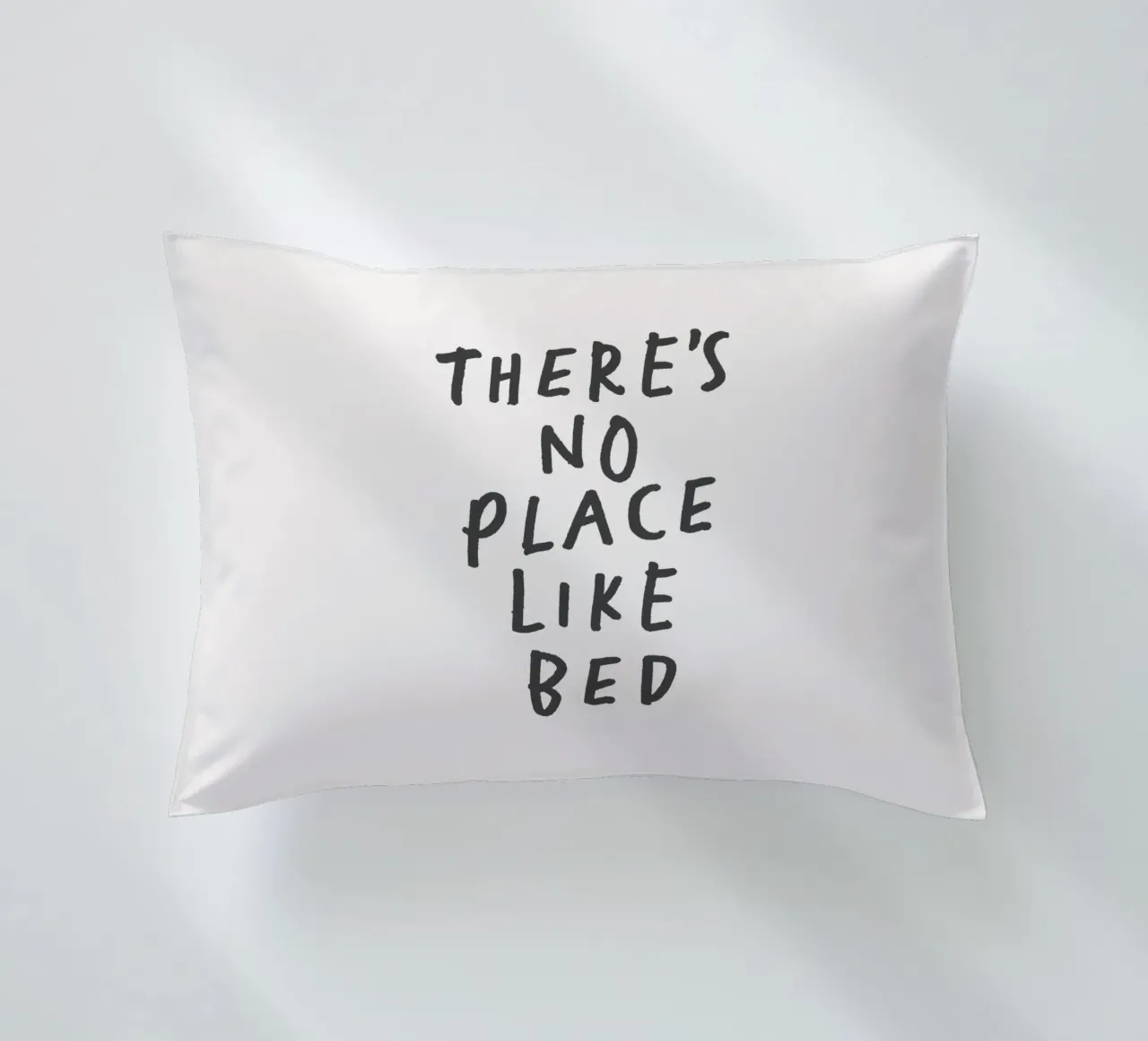 Non c'è posto come il letto Stampa tipografica in bianco e nero cuscino da THE MOTIVATED TYPE