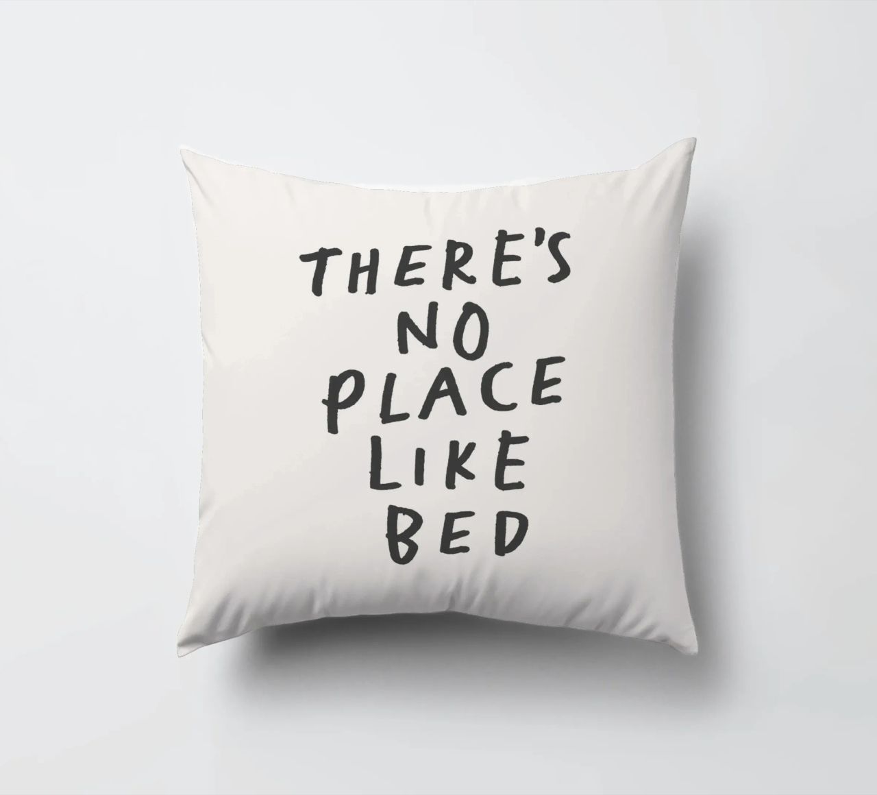Non c'è posto come il letto Stampa tipografica in bianco e nero cuscino da THE MOTIVATED TYPE