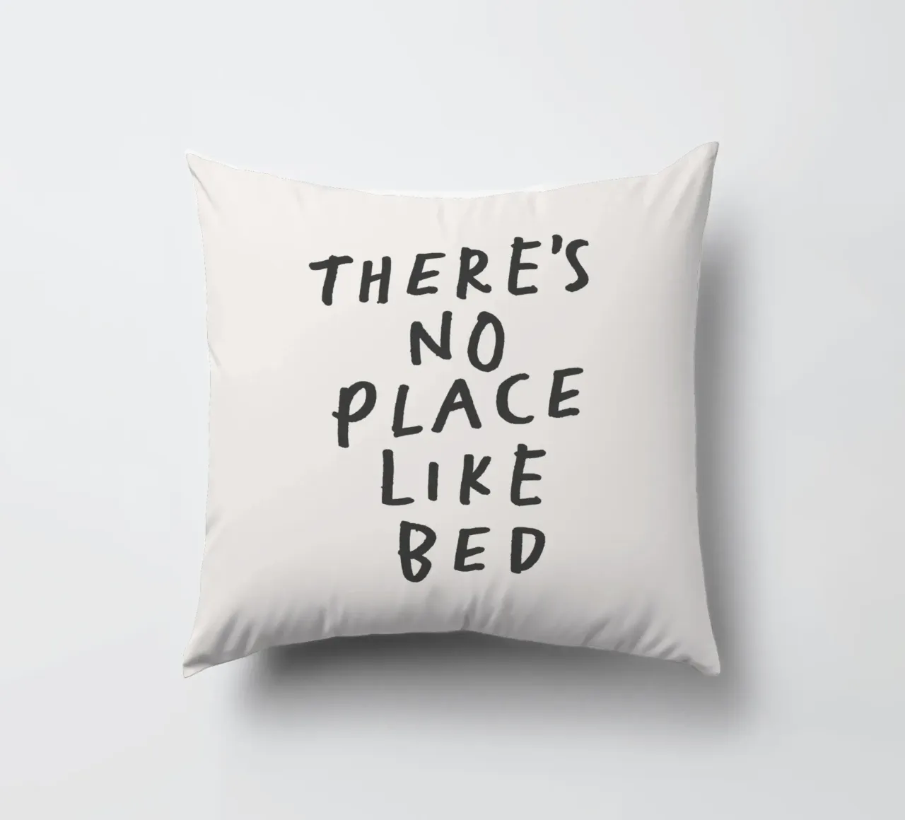 Non c'è posto come il letto Stampa tipografica in bianco e nero cuscino da THE MOTIVATED TYPE