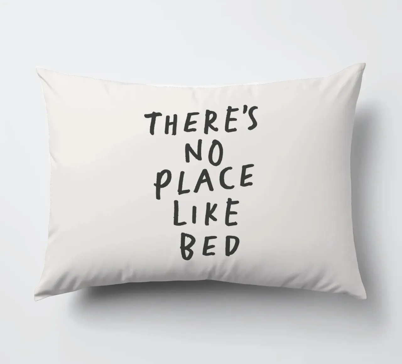 Non c'è posto come il letto Stampa tipografica in bianco e nero cuscino da THE MOTIVATED TYPE