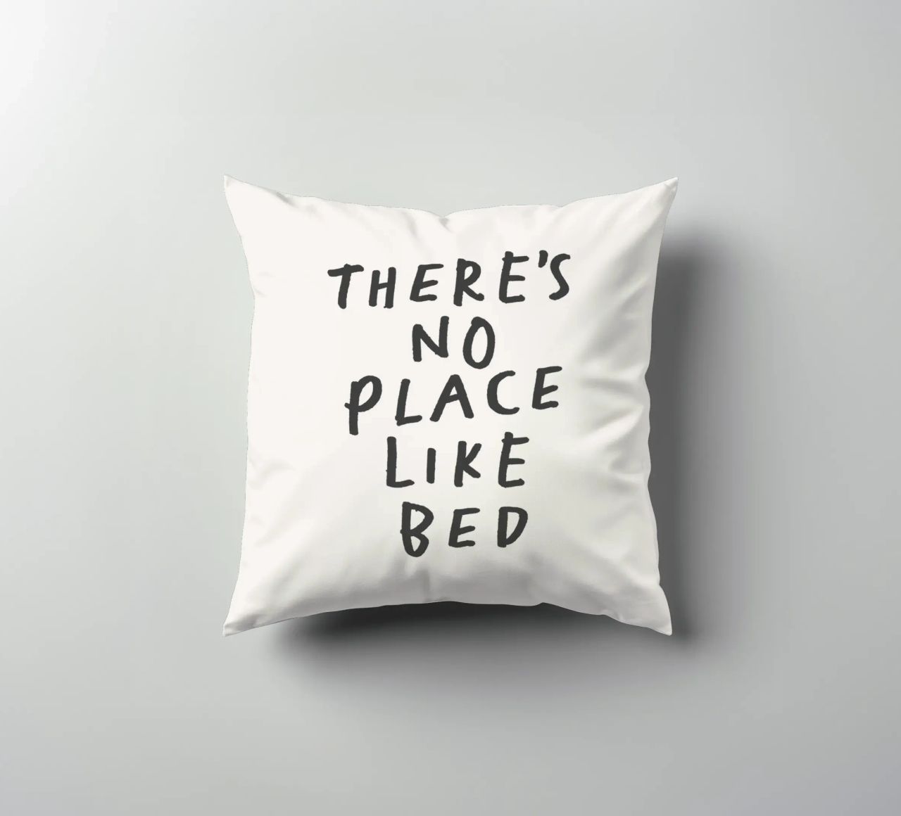 Non c'è posto come il letto Stampa tipografica in bianco e nero cuscino da THE MOTIVATED TYPE