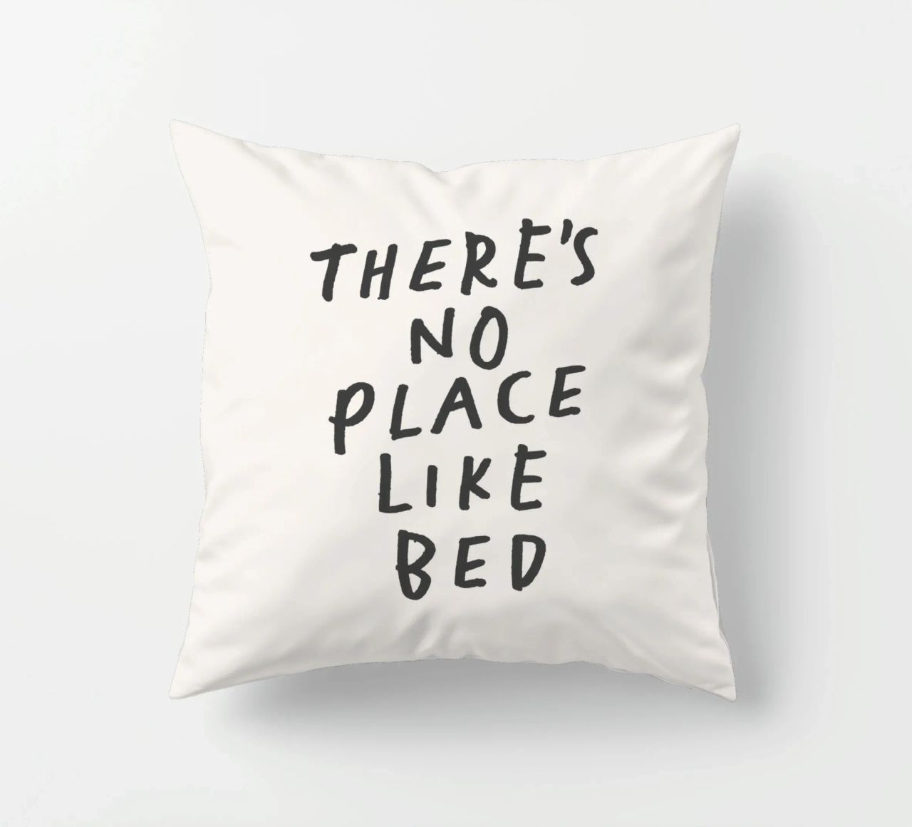 Non c'è posto come il letto Stampa tipografica in bianco e nero cuscino da THE MOTIVATED TYPE