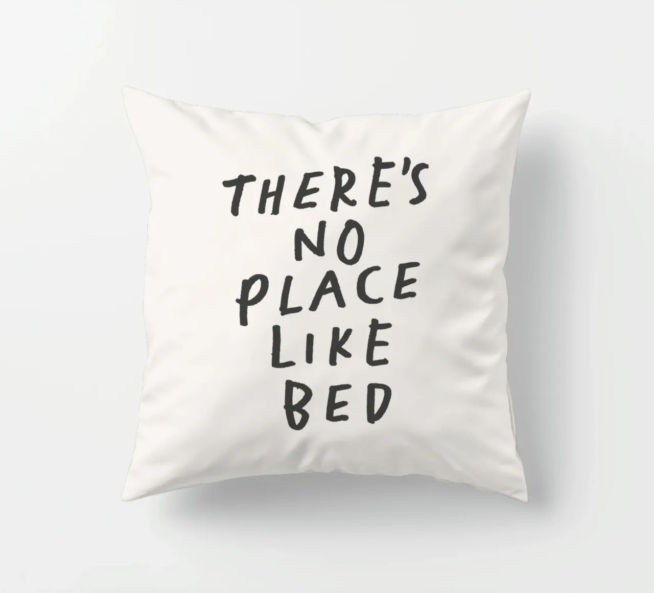 There's No Place Like Bed Impresión tipográfica en blanco y negro cojín de THE MOTIVATED TYPE
