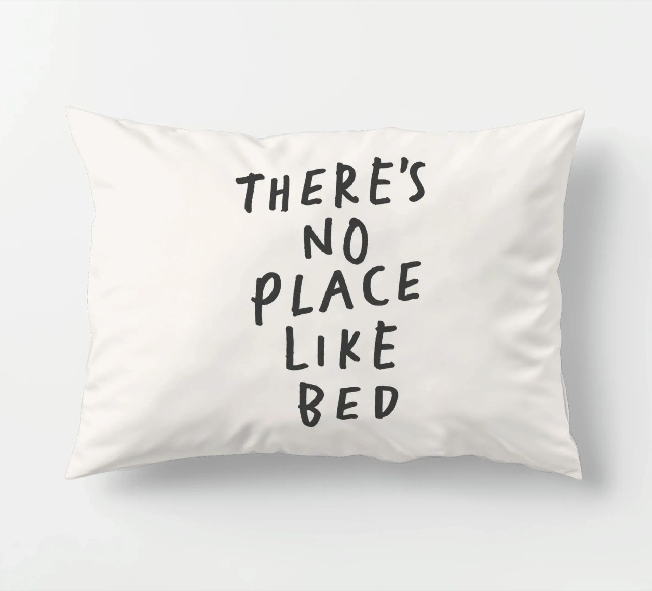 Non c'è posto come il letto Stampa tipografica in bianco e nero cuscino da THE MOTIVATED TYPE