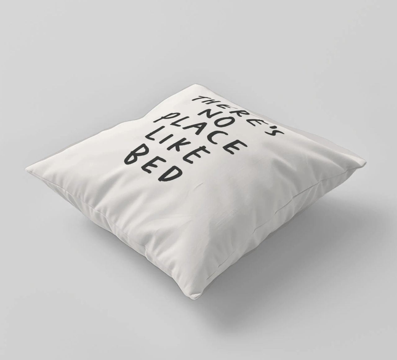 Non c'è posto come il letto Stampa tipografica in bianco e nero cuscino da THE MOTIVATED TYPE