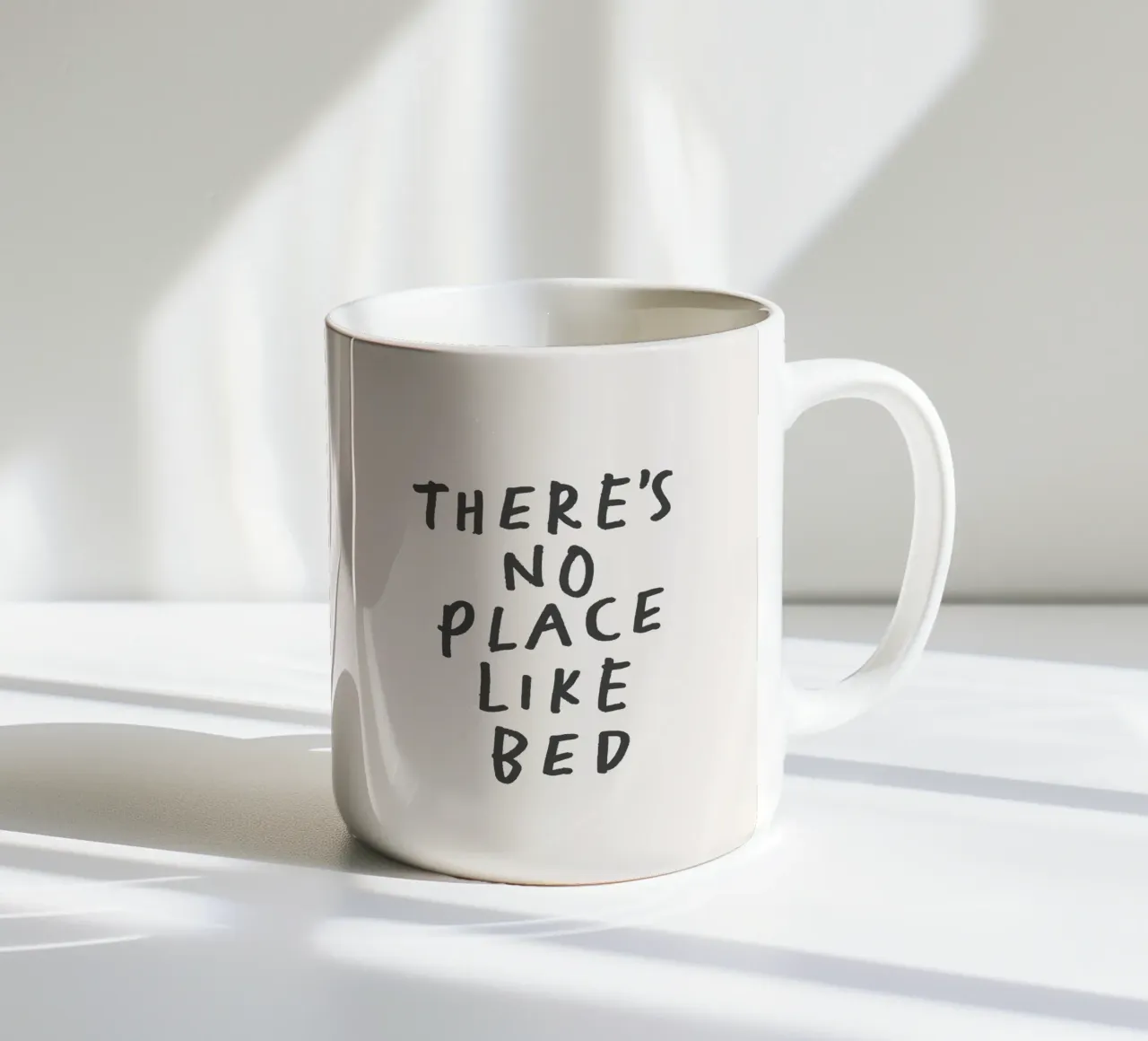 There's No Place Like Bed Zwart-wit Typografie Print keramische mok van THE MOTIVATED TYPE