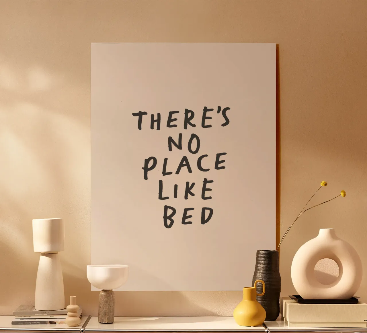 There's No Place Like Bed Impression typographique en noir et blanc plexiglas de THE MOTIVATED TYPE