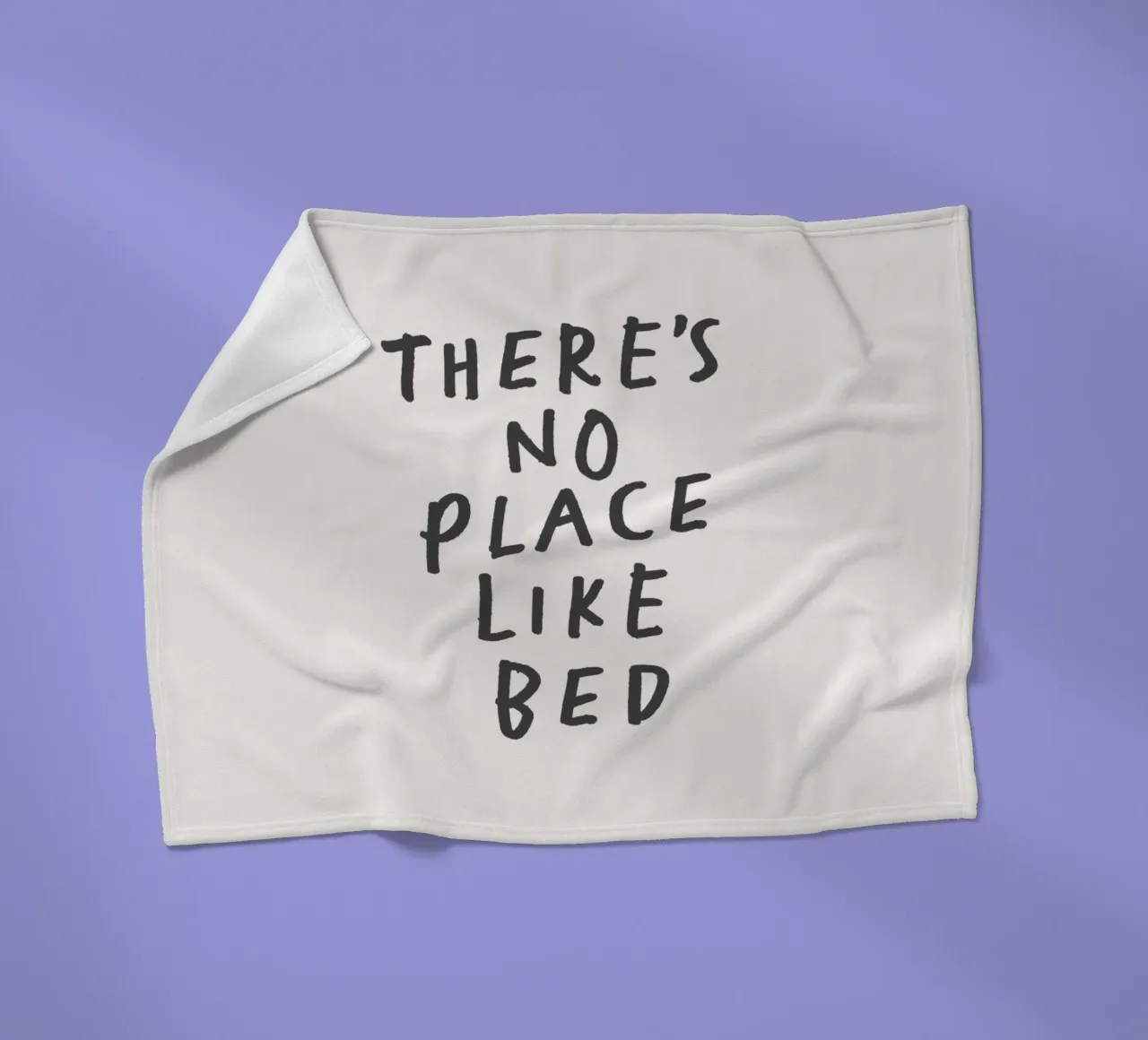 Non c'è posto come il letto Stampa tipografica in bianco e nero coperta in pile da THE MOTIVATED TYPE