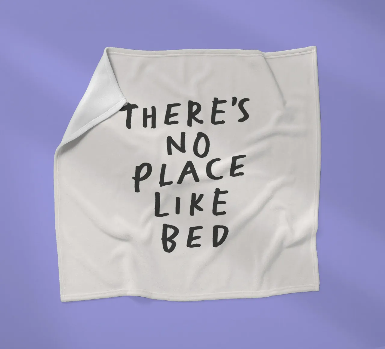 Non c'è posto come il letto Stampa tipografica in bianco e nero coperta in pile da THE MOTIVATED TYPE