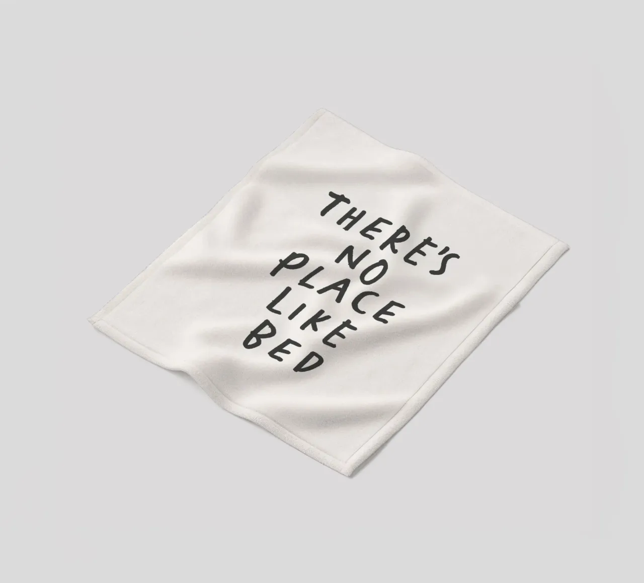 Non c'è posto come il letto Stampa tipografica in bianco e nero coperta in pile da THE MOTIVATED TYPE