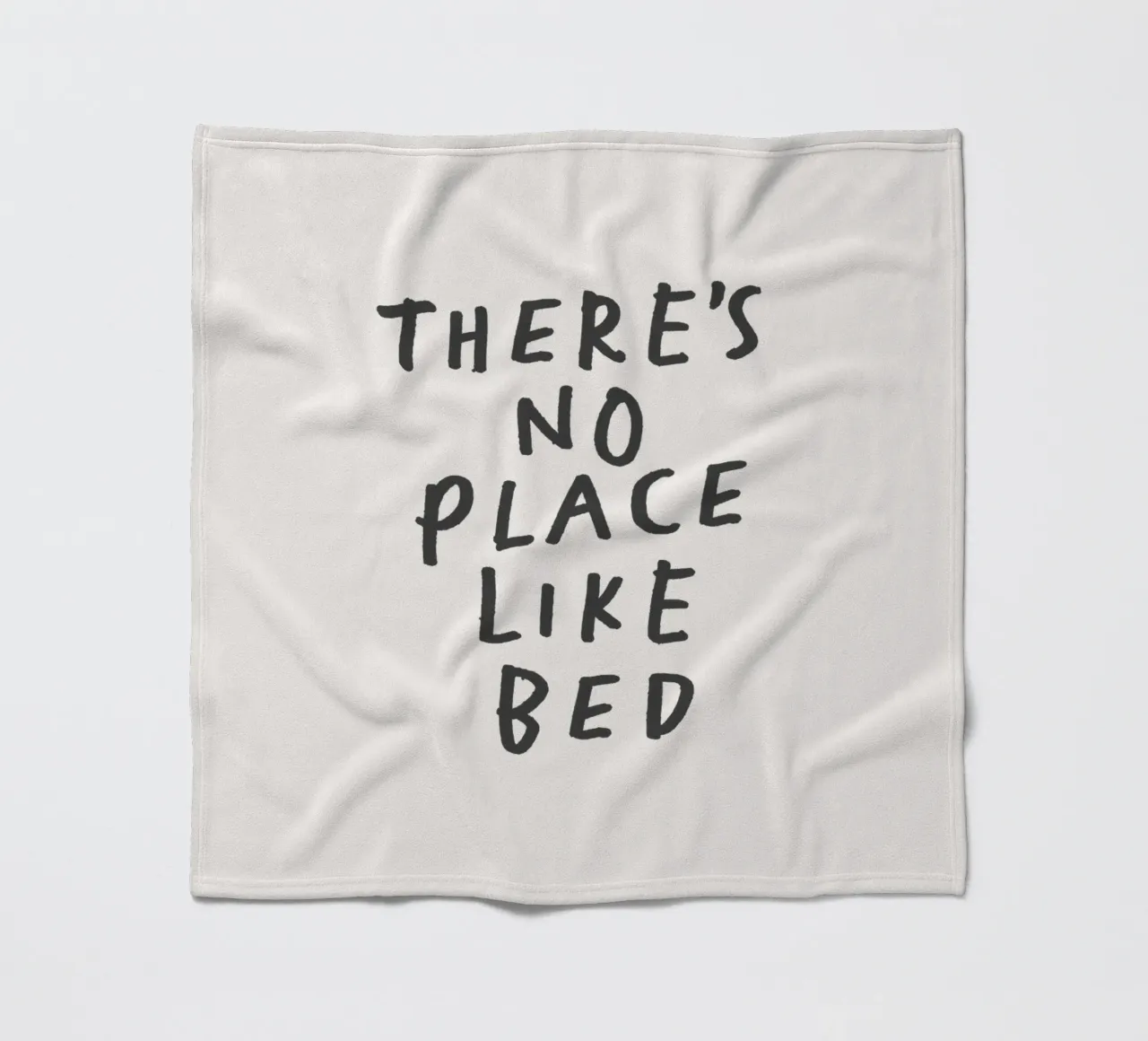 Non c'è posto come il letto Stampa tipografica in bianco e nero coperta in pile da THE MOTIVATED TYPE