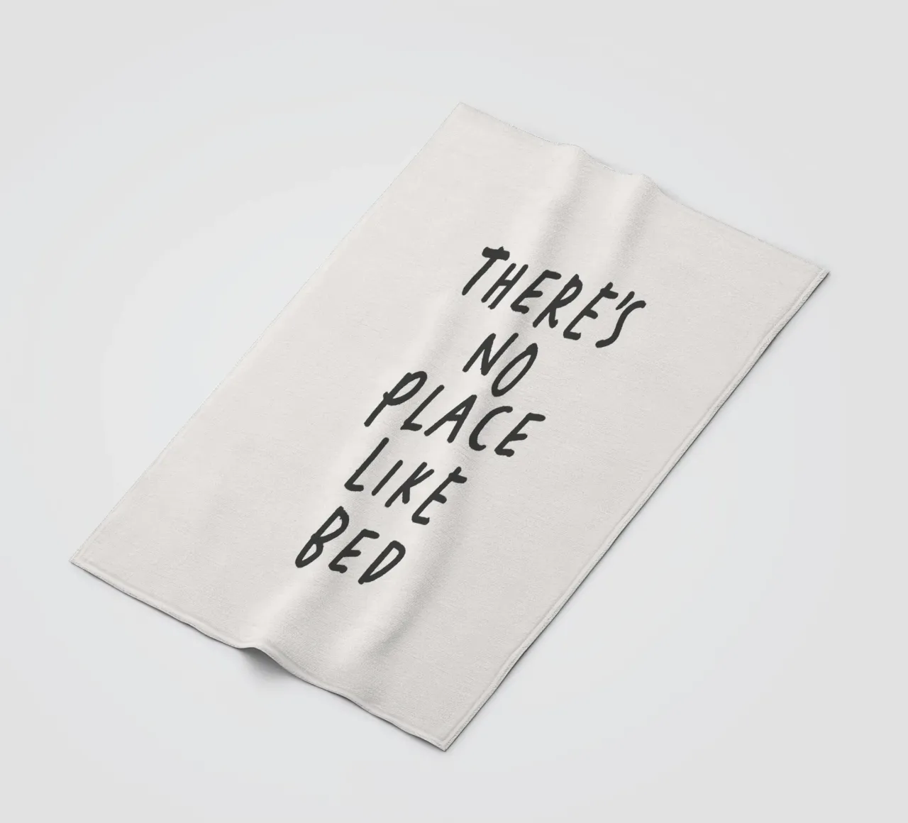Non c'è posto come il letto Stampa tipografica in bianco e nero coperta in pile da THE MOTIVATED TYPE