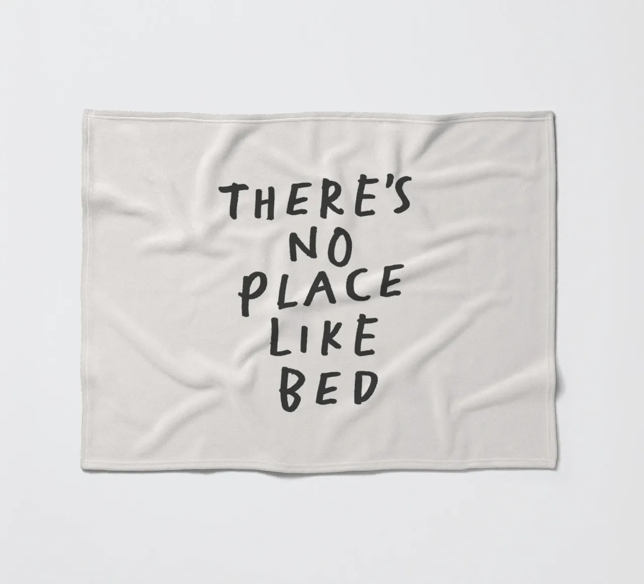 Non c'è posto come il letto Stampa tipografica in bianco e nero coperta in pile da THE MOTIVATED TYPE