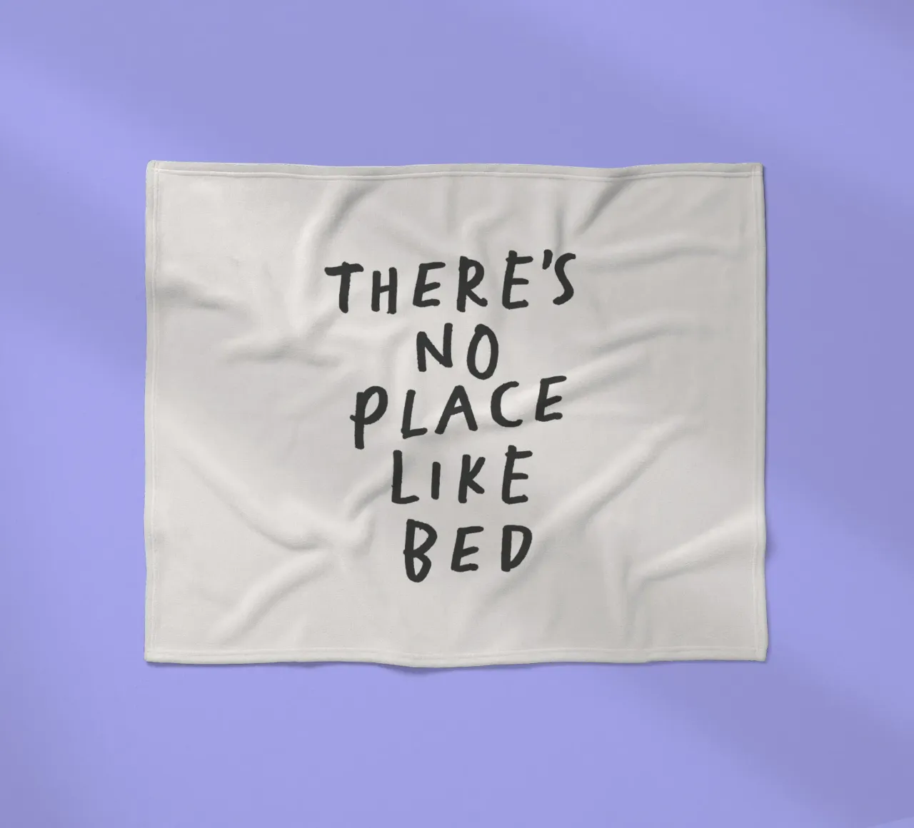 Non c'è posto come il letto Stampa tipografica in bianco e nero coperta in pile da THE MOTIVATED TYPE
