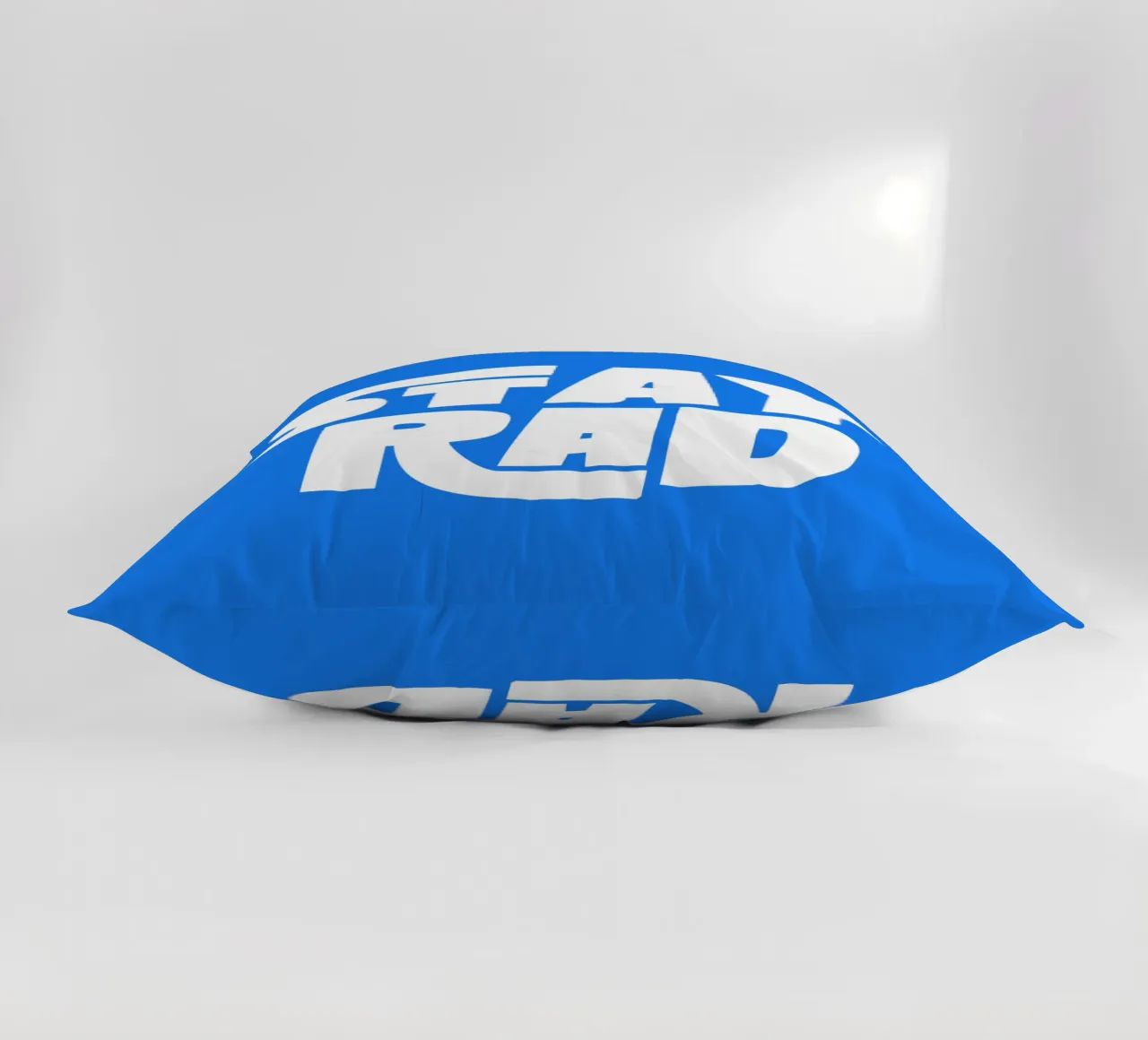 Stay Rad Stampa tipografica in grassetto retrò e vivace in blu e bianco cuscino da THE MOTIVATED TYPE