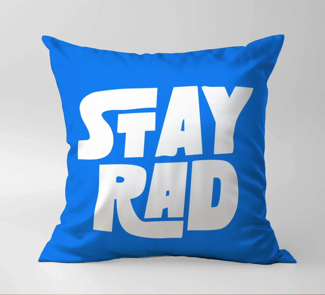 Stay Rad Stampa tipografica in grassetto retrò e vivace in blu e bianco cuscino da THE MOTIVATED TYPE