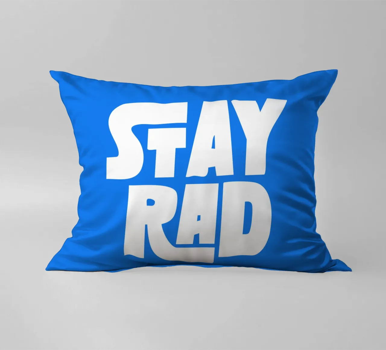Stay Rad Stampa tipografica in grassetto retrò e vivace in blu e bianco cuscino da THE MOTIVATED TYPE