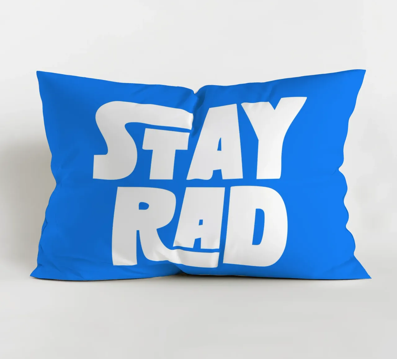 Stay Rad Stampa tipografica in grassetto retrò e vivace in blu e bianco cuscino da THE MOTIVATED TYPE