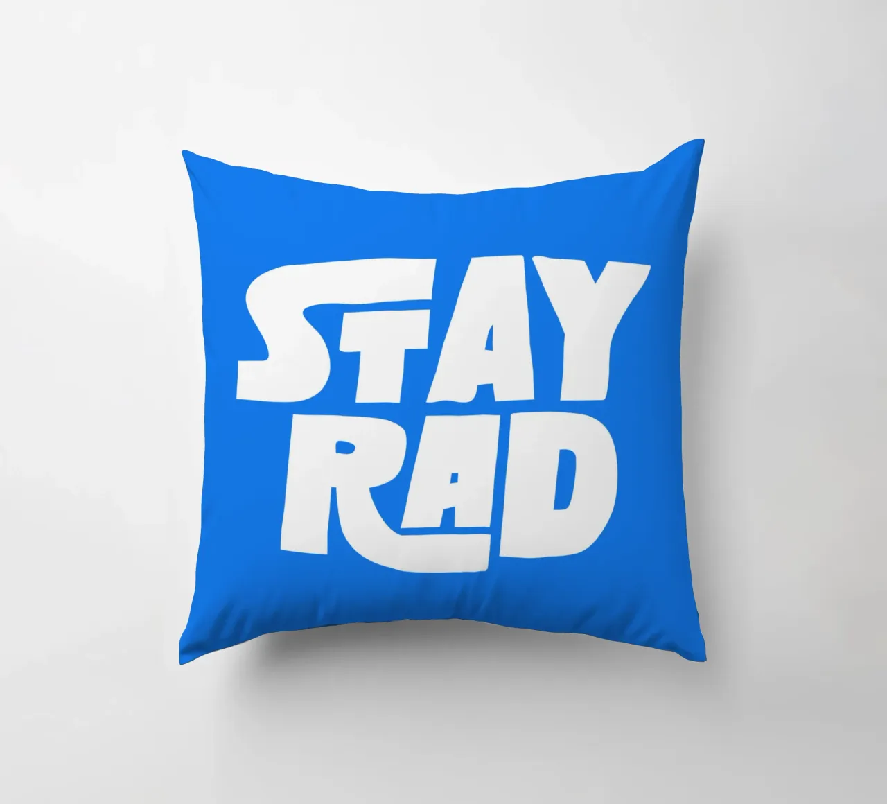Stay Rad Stampa tipografica in grassetto retrò e vivace in blu e bianco cuscino da THE MOTIVATED TYPE