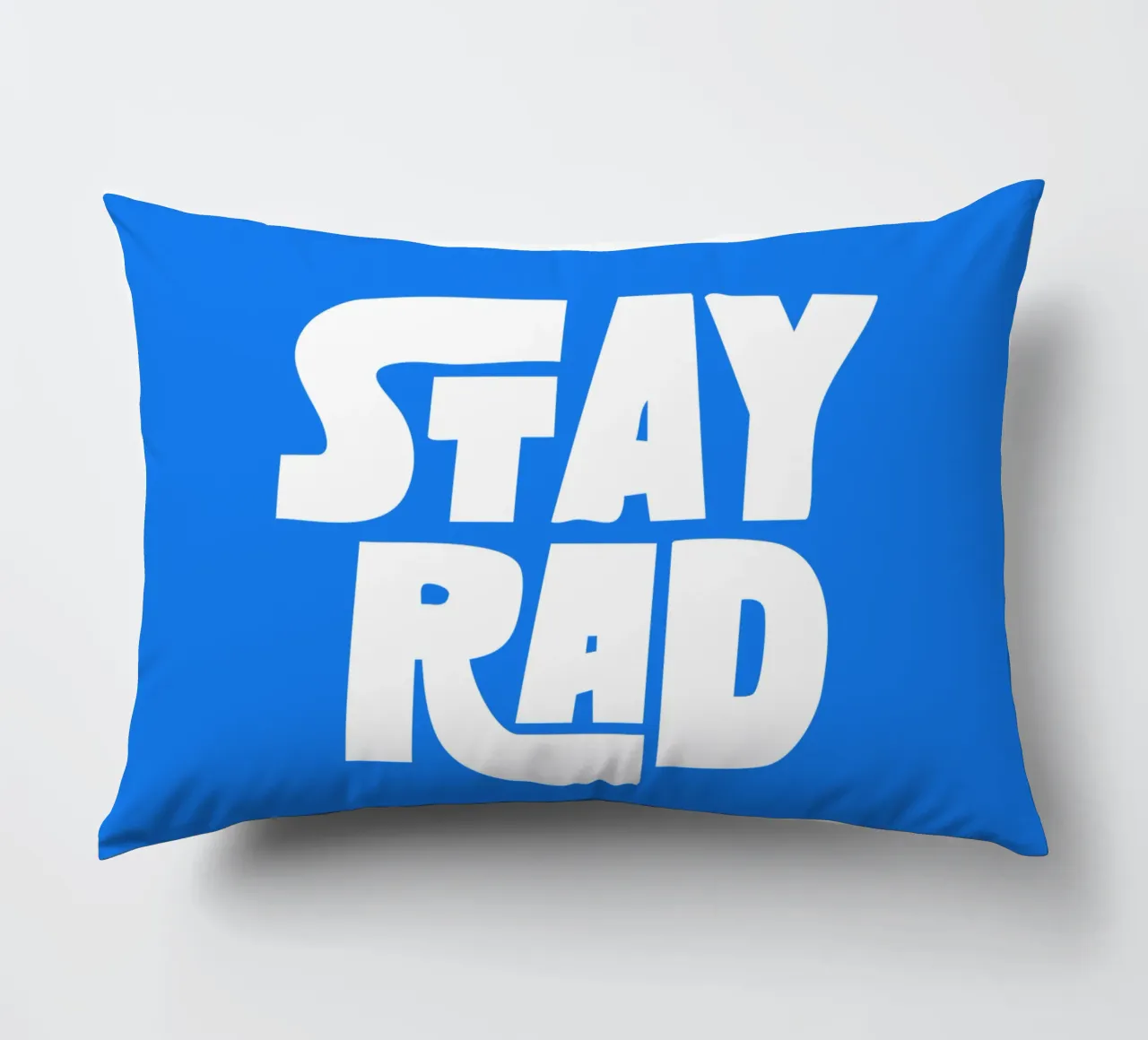 Stay Rad Stampa tipografica in grassetto retrò e vivace in blu e bianco cuscino da THE MOTIVATED TYPE