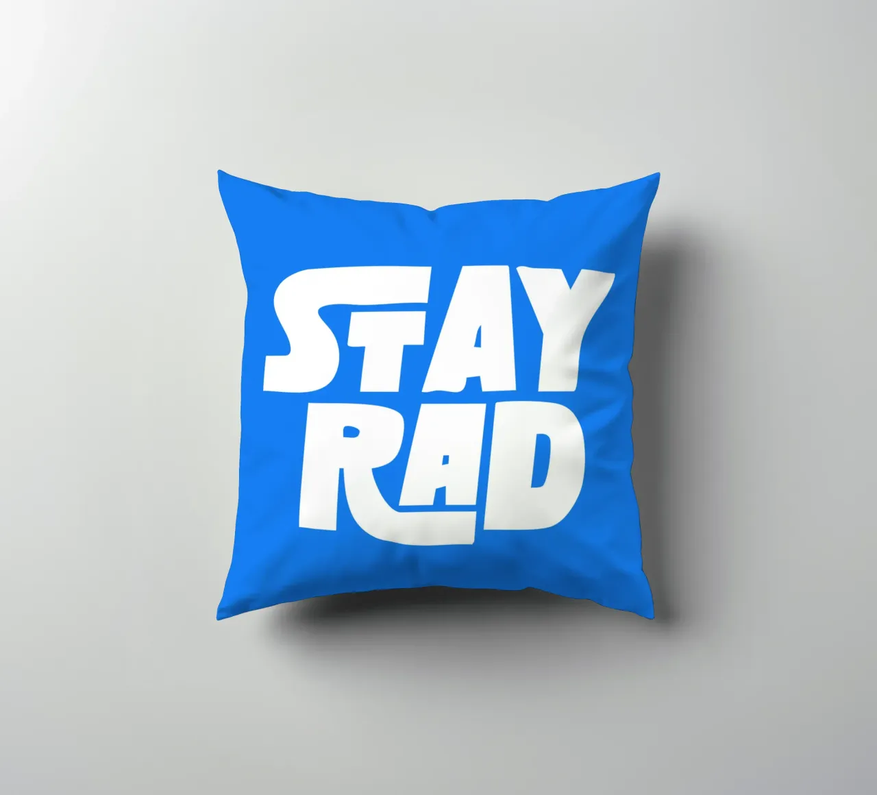 Stay Rad Stampa tipografica in grassetto retrò e vivace in blu e bianco cuscino da THE MOTIVATED TYPE