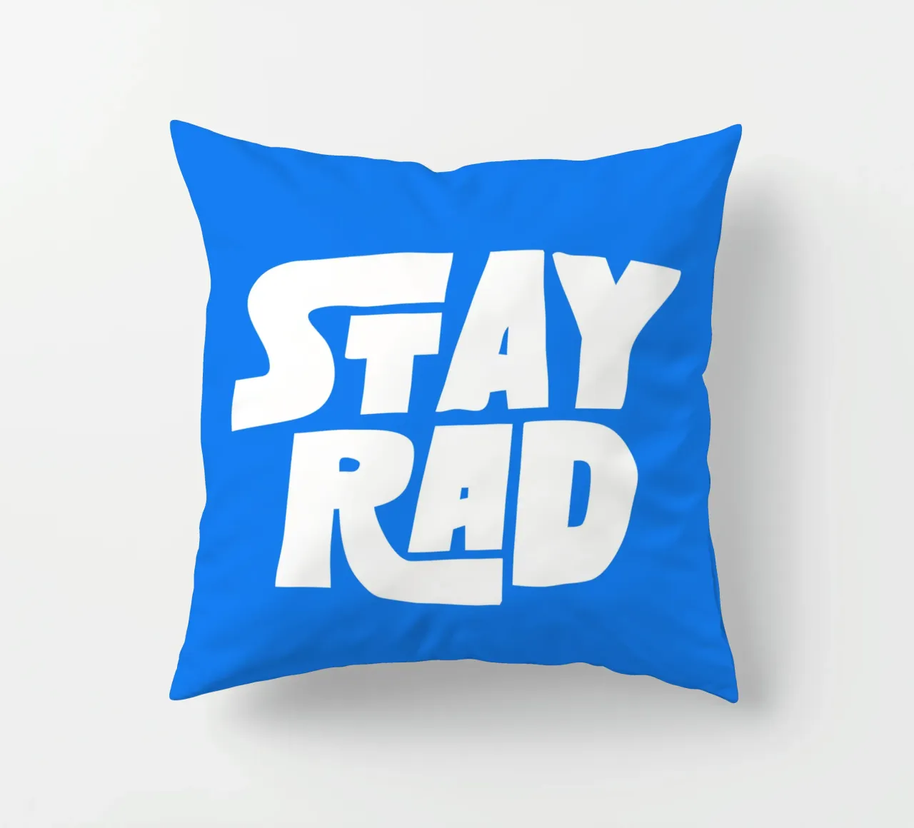 Stay Rad Stampa tipografica in grassetto retrò e vivace in blu e bianco cuscino da THE MOTIVATED TYPE