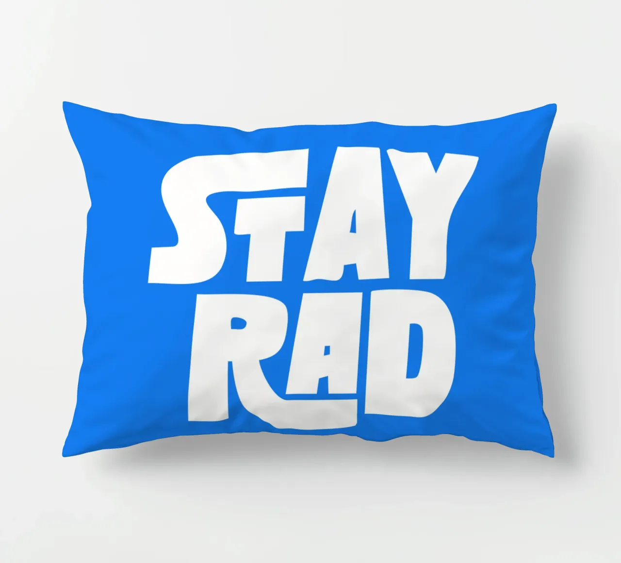 Stay Rad Stampa tipografica in grassetto retrò e vivace in blu e bianco cuscino da THE MOTIVATED TYPE