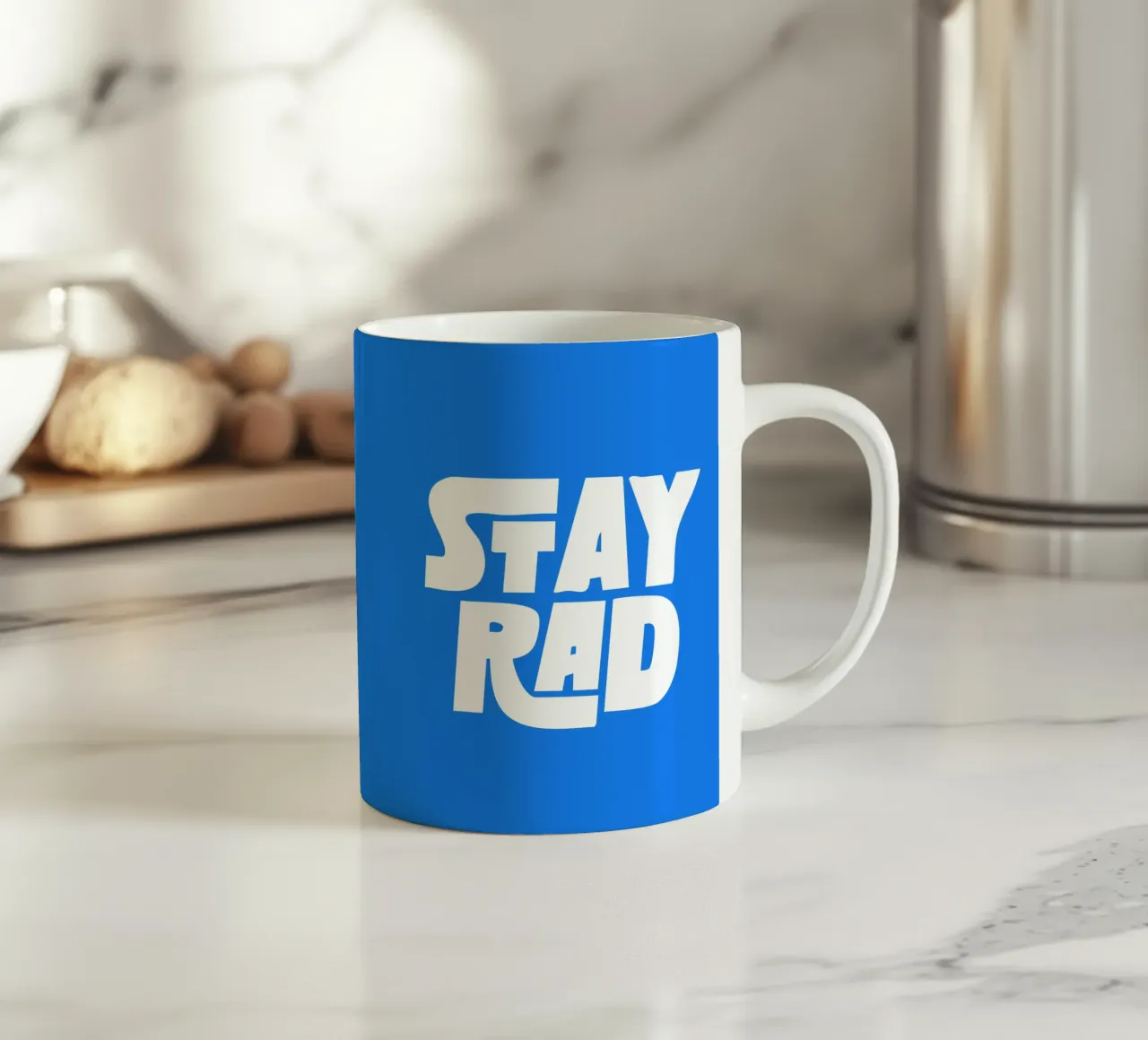 Stay Rad Stampa tipografica in grassetto retrò e vivace in blu e bianco tazza in ceramica da THE MOTIVATED TYPE