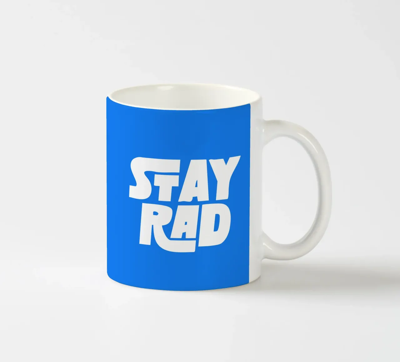 Stay Rad Stampa tipografica in grassetto retrò e vivace in blu e bianco tazza in ceramica da THE MOTIVATED TYPE