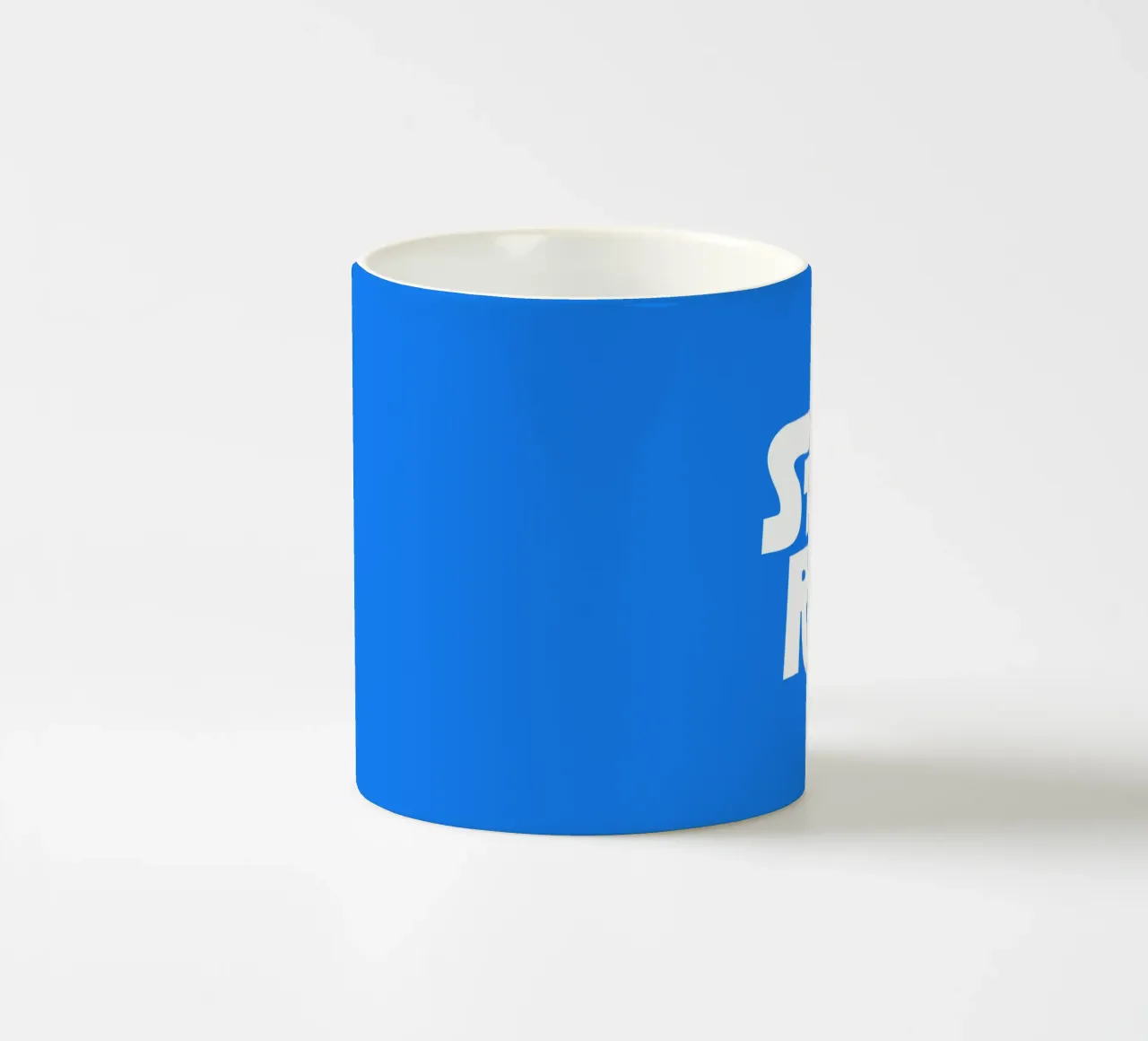 Stay Rad Stampa tipografica in grassetto retrò e vivace in blu e bianco tazza in ceramica da THE MOTIVATED TYPE
