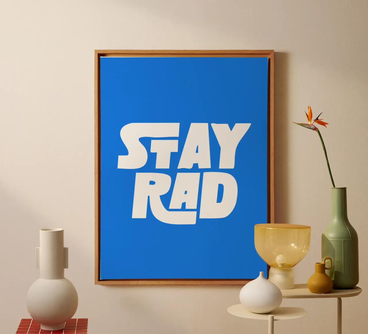 Stay Rad Stampa tipografica in grassetto retrò e vivace in blu e bianco tela con Cornice a cassetta da THE MOTIVATED TYPE