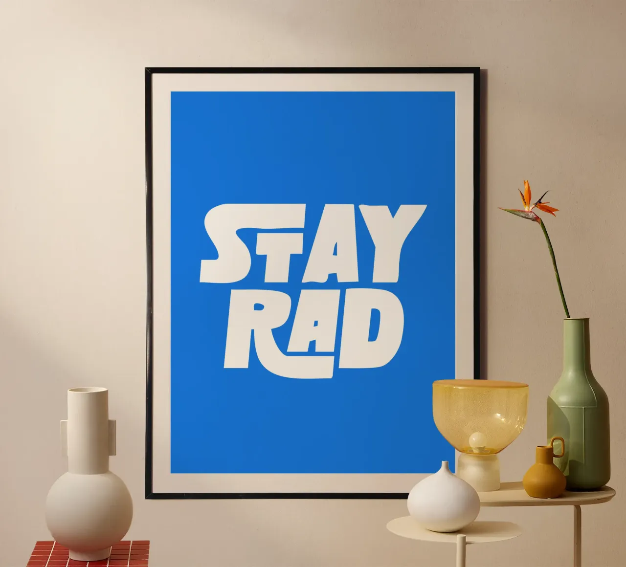 Stay Rad Stampa tipografica in grassetto retrò e vivace in blu e bianco carta hahnemühle da THE MOTIVATED TYPE